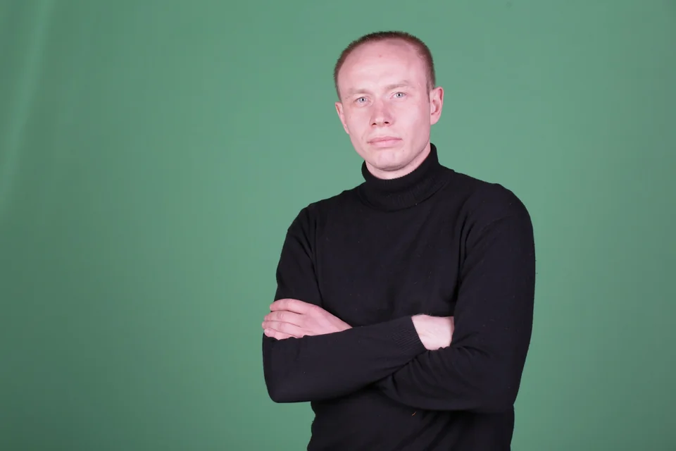 Павел Инчиков на зелёном фоне